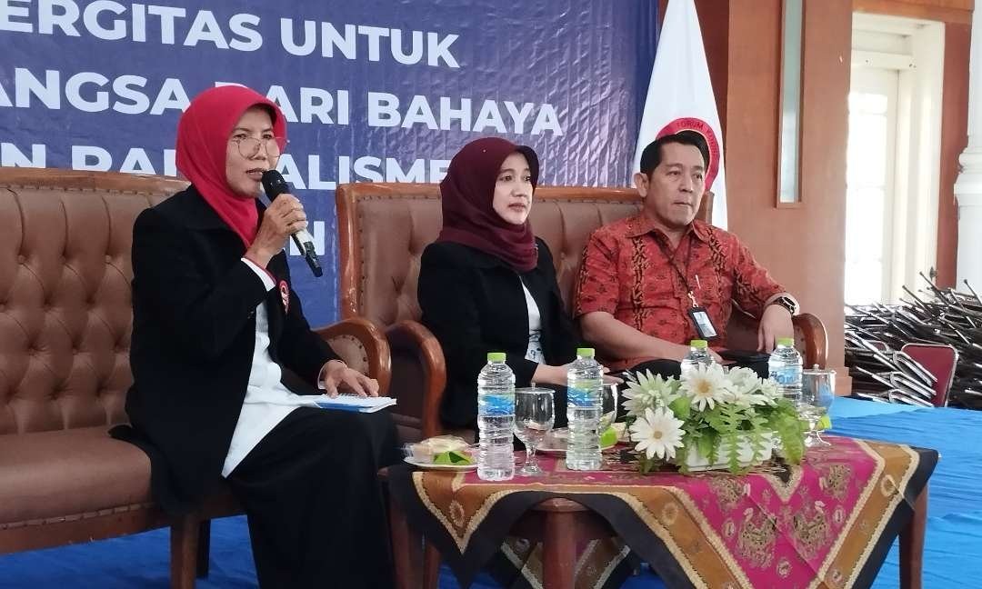 Hj Faridatul Hanum MKom (kiri) , Kabid Perempuan dan Anak FKPT Jatim, tampil pembicara Prof DR Husniyatus Salamah Zainiyati, Guru Besar Ilmu Pendidikan Universitas Islam Negeri Sunan Ampel (UINSA). (Foto:adi/ngopibareng.id)