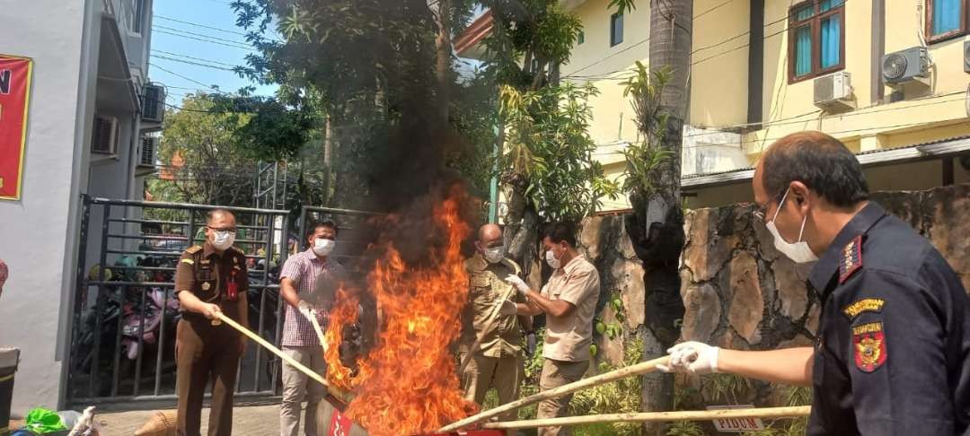 Kejaksaan Negeri Lamongan melakukan memusnahkan barang bukti dari sejumlah perkara yang sudah memiliki kekuatan hukum tetap dari pengadilan Negeri Lamongan (Foto: Imron Rosidi/Ngopibareng.id)