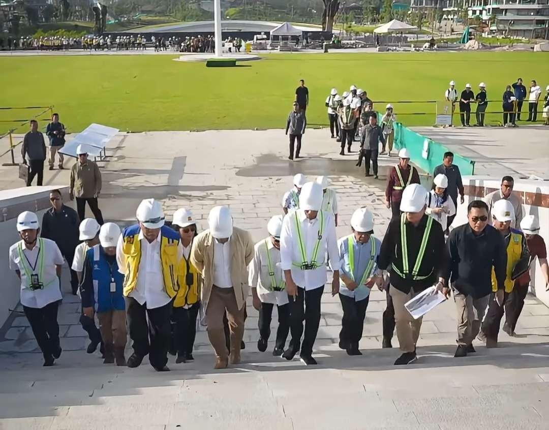 Rombongan Presiden Jokowi meninjau lapangan upacara Kemerdekaan RI 17 Agustus 2024 di IKN. (Foto: Instagram Jokowi)