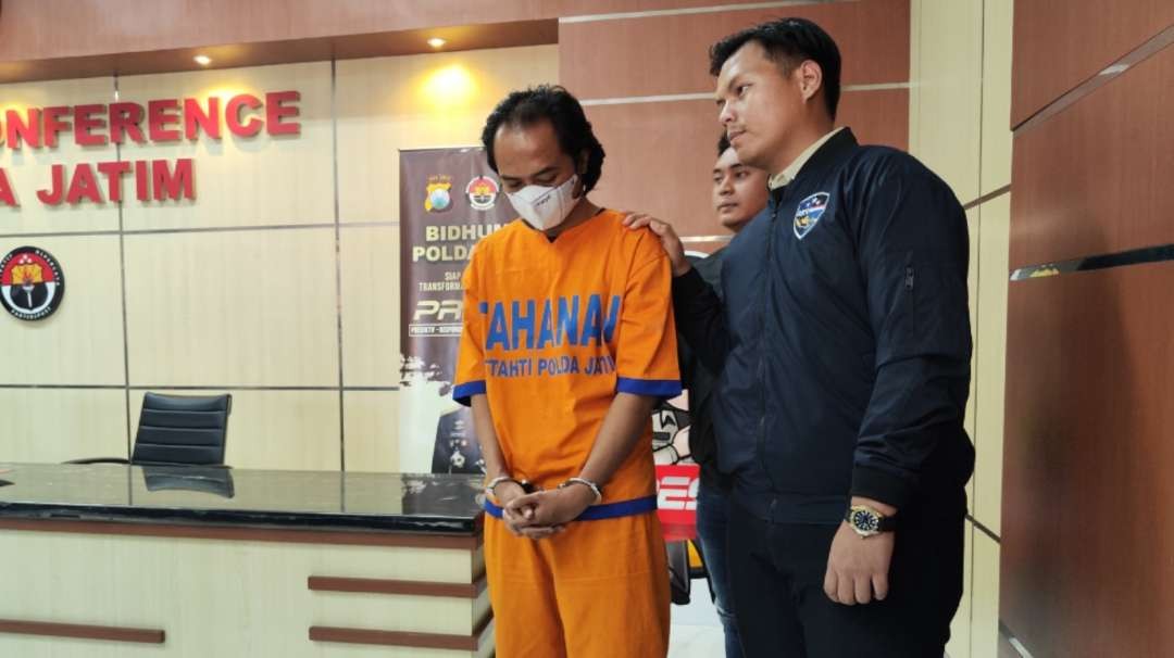 Tersangka AAS diamankan aparat kepolisian. (Foto: Fariz Yarbo/Ngopibareng.id)