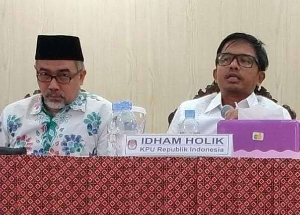 Komisioner KPU RI, Idham Holik (kanan) bersama Ketua KPU Kota Probolinggo, Ahmad Hudri. (Foto: Ikhsan Mahmudi/Ngopibareng.id)