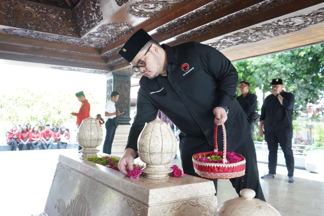 Bupati Kediri Hanindhito Himawan bersama keluarga ziarah makam Proklamator di Kota Blitar (Foto: Istimewa)