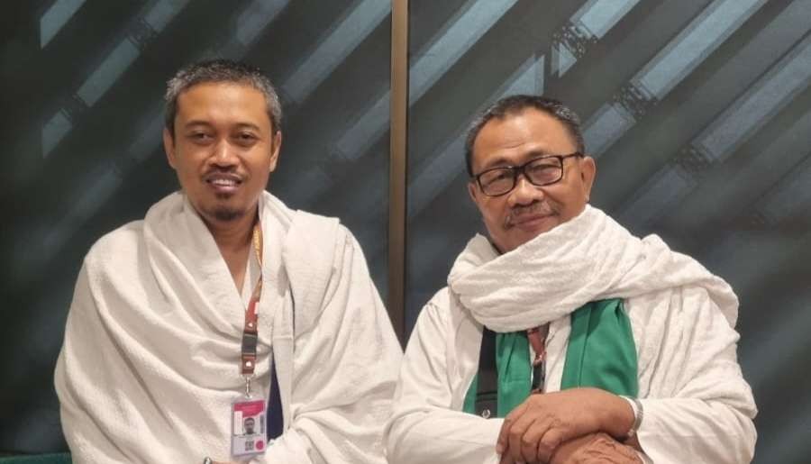 Ustaz M. Ma'ruf Khozin, bersama seseorang melaksanakan ibadah haji di Mekkah. (Foto:dok/ngopibareng.id)