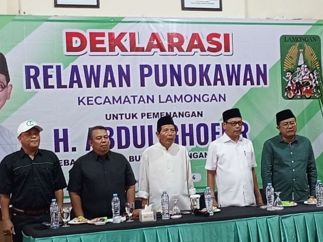 Abdul Ghofur (dua dari kanan) saat deklarasi relawan untuk Pilkada Lamongan 2024. (Foto: Imron Rosidi/Ngopibareng.id)