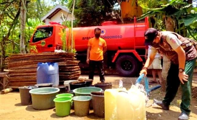 BPBD Bondowoso melakukan dropping air bersih ke desa-desa rawan kekeringan terdampak musim kemarau panjang. (Foto: Guido Saphan/Ngopibareng.id)