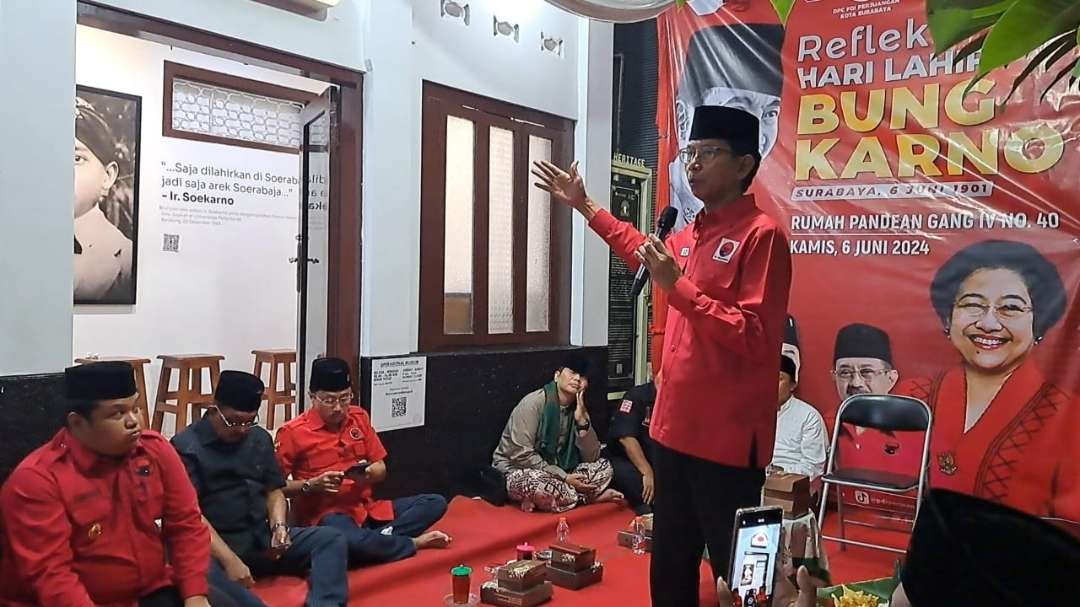 Ketua DPC PDI Perjuangan Kota Surabaya, D. Adi Sutarwijono saat memberikan sambutan dalam acara refleksi Hari Lahir Bung Karno, Kamis malam 6 Juni 2024. (Foto: Julianus Palermo/Ngopibareng.id)