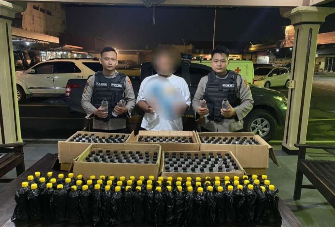 BJS memiliki 372 botol saat digerebek di rumahnya.(Foto Istimewa)