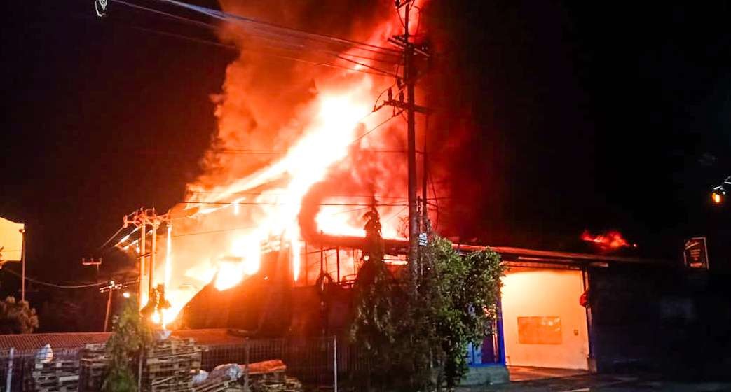 Kebakaran gudang penyimpanan limbah di Sidoarjo. (Foto: Aini Arifin/Ngopibareng.id)