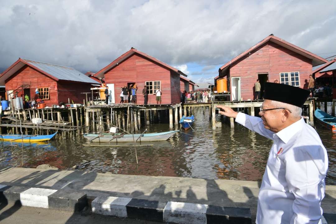 Wakil Presiden (Wapres) K.H. Ma’ruf Amin  meninjau Pemukiman Nelayan Malawei, di Lorong Muara Mulia 4, Kota Sorong, Papua Barat Daya, (Foto: Setwapres)