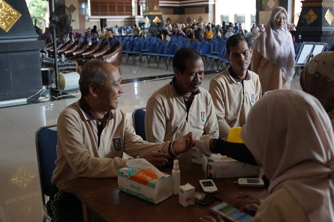 Sekda Tuban menjalani skrining kesehatan di Hari Hipertensi Sedunia (Khoirul Huda/Ngopibareng.id)