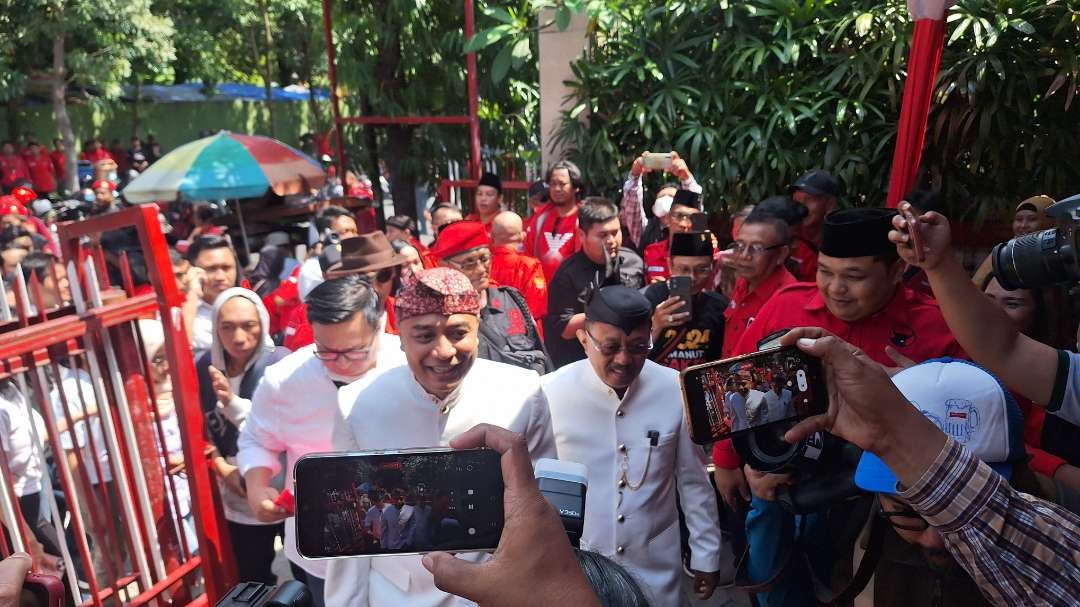 Walikota dan Wakil Walikota Surabaya petahana, Eri Cahyadi dan Armuji, saat mendaftarkan diri ke kantor DPC PDIP Surabaya untuk menyongsong Pilwali Surabaya 2024. (Foto: Julianus Palermo/Ngopibareng.id)