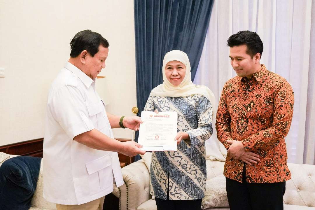 Prabowo Subianto menyerahkan surat rekom kepada Khofifah Indar Parawansa-Emil Elestianto Dardak dalam perhelatan Pilgub Jatim 2024. (Foto: Dok. Khofifah)