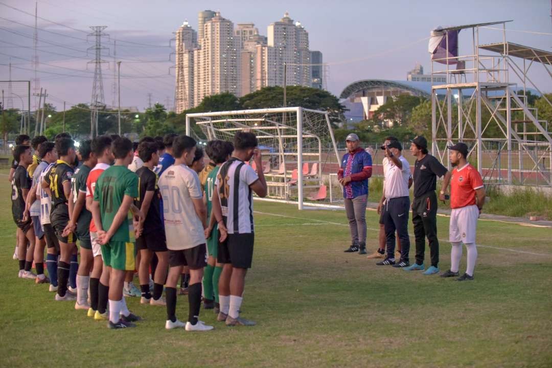 Tim pelatih saat memberikan arahan dalam seleksi pemain di Lapangan Unesa. (Foto: Istimewa)