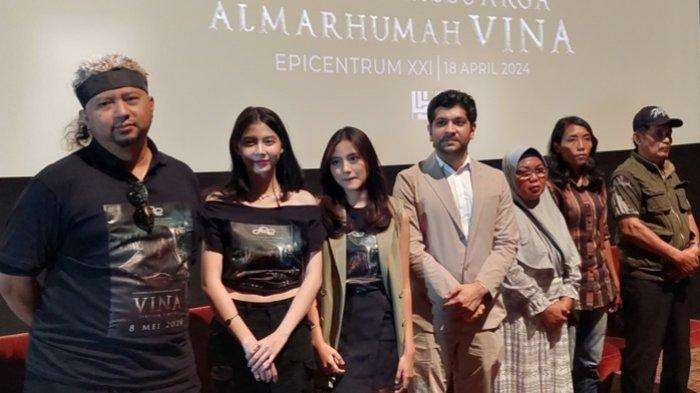 Sutradara film Vina: Sebelum 7 Hari, Anggy Umbara (kiri) dan produser Dheeraj Kalwani (tengah) menjalani pemeriksaan di Polda Jawa Barat, Kamis 6 Juni 2024. (Foto: Instagram)