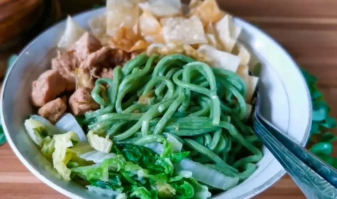 Mie ayam hijau berbahan dasar daun kelor. (Foto: Aini Arifin/Ngopibareng.id)