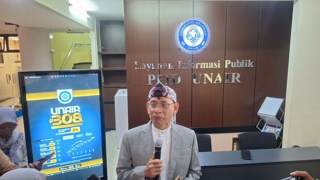 Rektor Universitas Airlangga, Prof. Mohammad Nasih saat menjelaskan kenaikan peringkat dunia Universitas Airlangga, Jumat 7 Juni 2024. (Foto: Julianus Palermo/Ngopibareng.id)