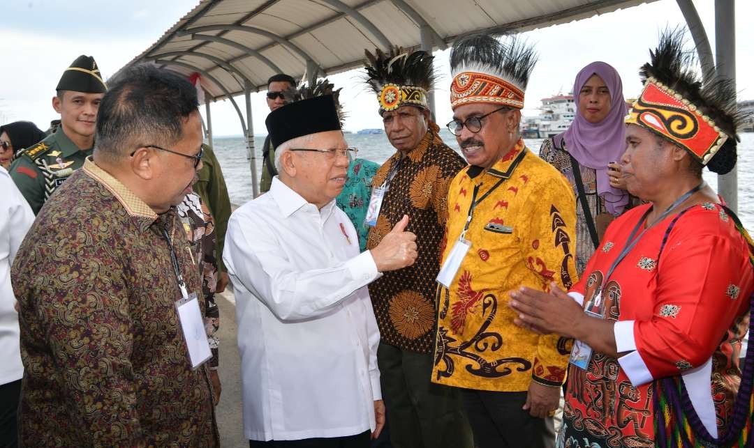 Wapres  mendengarkan curahan hati (curhat) seorang warga, yakni Ibu Yohana Marini. Kepada Wapres, ia bercerita bagaimana perjuangannya untuk mendapatkan bantuan rumah nelayan. ( Foto: Setwapres)