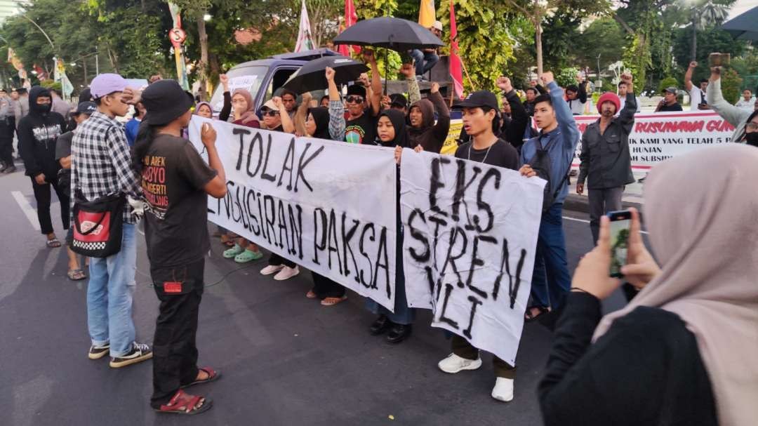 Sejumlah warga terdampak penggusuran di Rusunawa Gunungsari melakukan aksi di depan Gedung Negara Grahadi. (Foto: Fariz Yarbo/Ngopibareng.id)