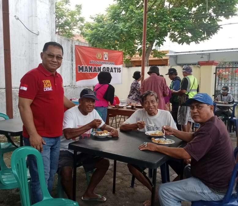 Kapolsek Cepu, Kompol Agus Priyo Hatmoko saat sarapan bersama warga