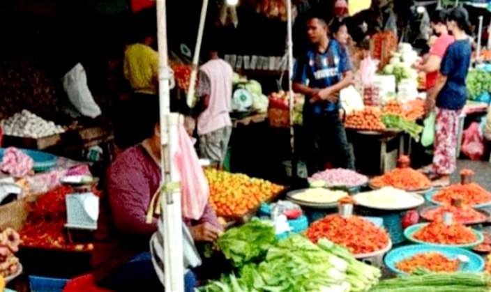 Pergerakan harga bahan pokok penting di semua pasar tradisional Situbondo bisa dipantau masyarakat lewat layanan aplikasi Sikepo. (Foto: Guido/Ngopibareng.id)