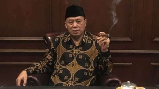 KH As'ad Said Ali, santai bersama cerutu. (Foto: dok/ngopibareng.id)
