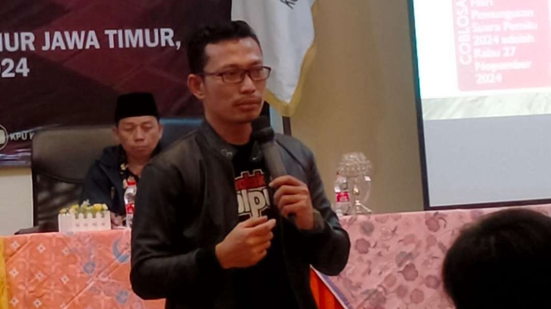 Komisioner KPU Kota Probolinggo (Divisi Partisipasi, Masyarakat dan SDM), Radfan Faisal, saat menyampaikan materi dalam media gathering. (Foto: Ikhsan Mahmudi/Ngopibareng.id)