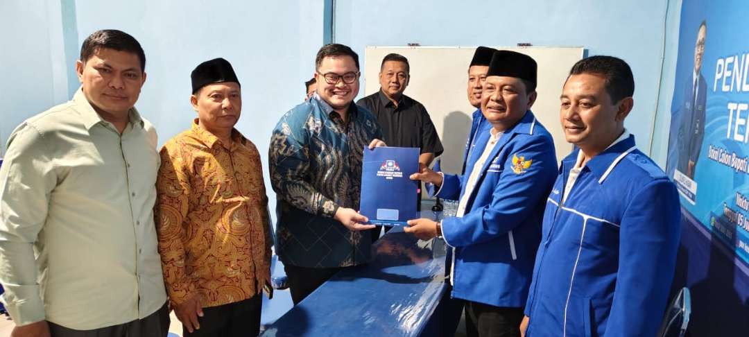 Pengurus DPC PDIP Kabupaten Kediri antar Bupati Hanindhito Himawan Pramana (tiga dari kiri), melamar ke PAN untuk Pilbup 2024. (Foto: Fendi Lesmana/Ngopibareng.id)