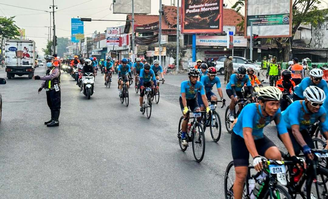 Peserta tour de Panderman saat melintas jalur Gedangan - Sidoarjo (Foto: Aini/Ngopibareng.id)