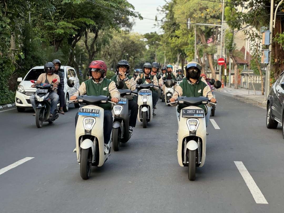 Sepuluh jurnalis dan lima anggota komunitas Earth Hour, saat mencoba mengendarai sepeda motor listrik besutan Honda, Honda EM1 e, sambil menyusuri jalanan Kota Pahlawan. (Foto: Istimewa)