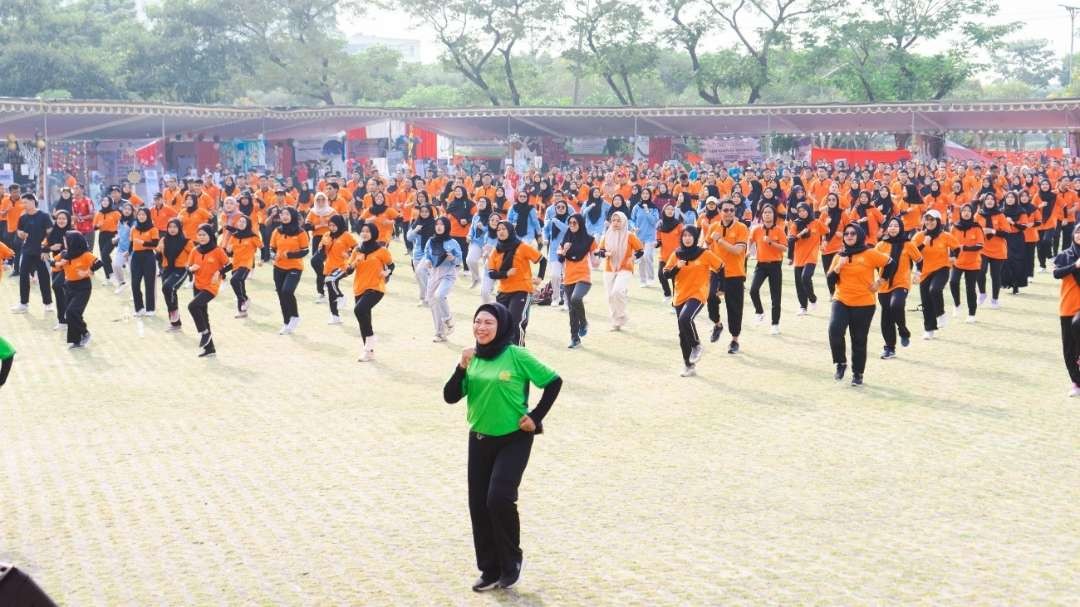 Ribuan guru se-Kota Surabaya mengikuti Senam Guru Indonesia di Halaman Gedung Rektorat Unesa, Surabaya, Sabtu 8 Juni 2024. (Foto: Istimewa)