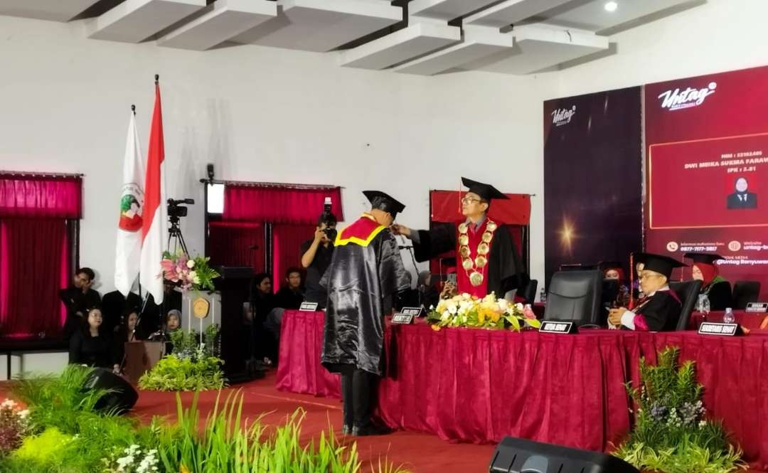 Prosesi pengukuhan wisudawan menjadi Sarjana Strata satu (foto: Muh Hujaini/Ngopibareng.id)