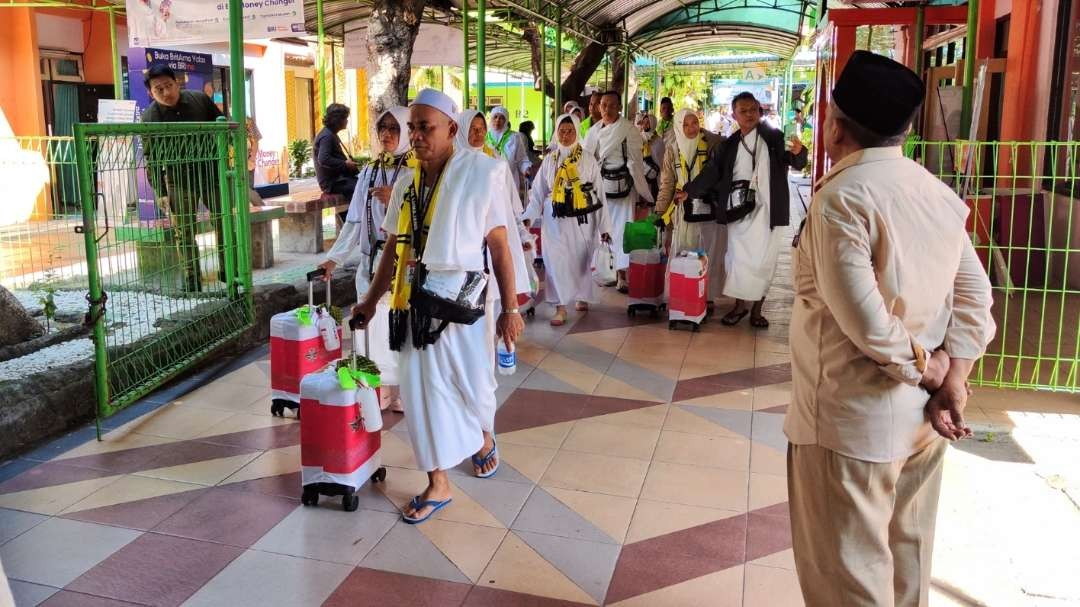 CJH Embarkasi Surabaya hendak berangkat meninggalkan Asrama Haji Sukolilo, Surabaya. (Foto: Fariz Yarbo/Ngopibareng.id)