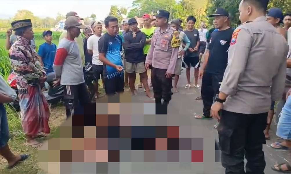 Polisi saat mendatangi lokasi terduga pelaku pencuri gabah mengalami kecelakaan (Foto: Dok Polsek Gumukmas)