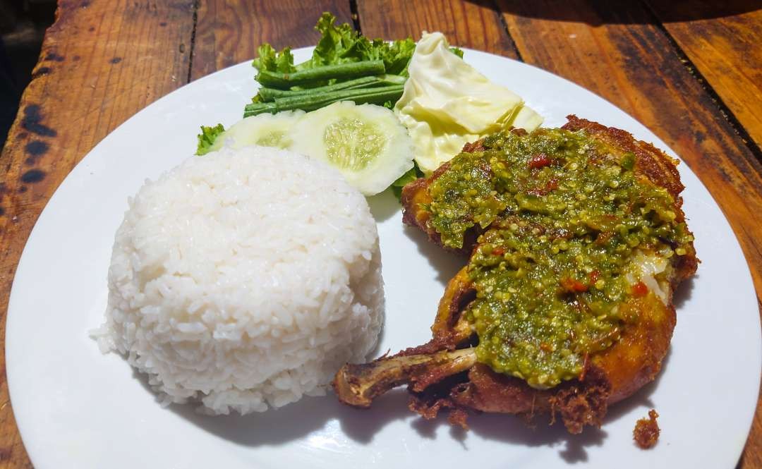 Ayam ungkep gepuk sambal ijo khas Banyuwangi. (Foto: Aini Arifin/Ngopibareng.id)