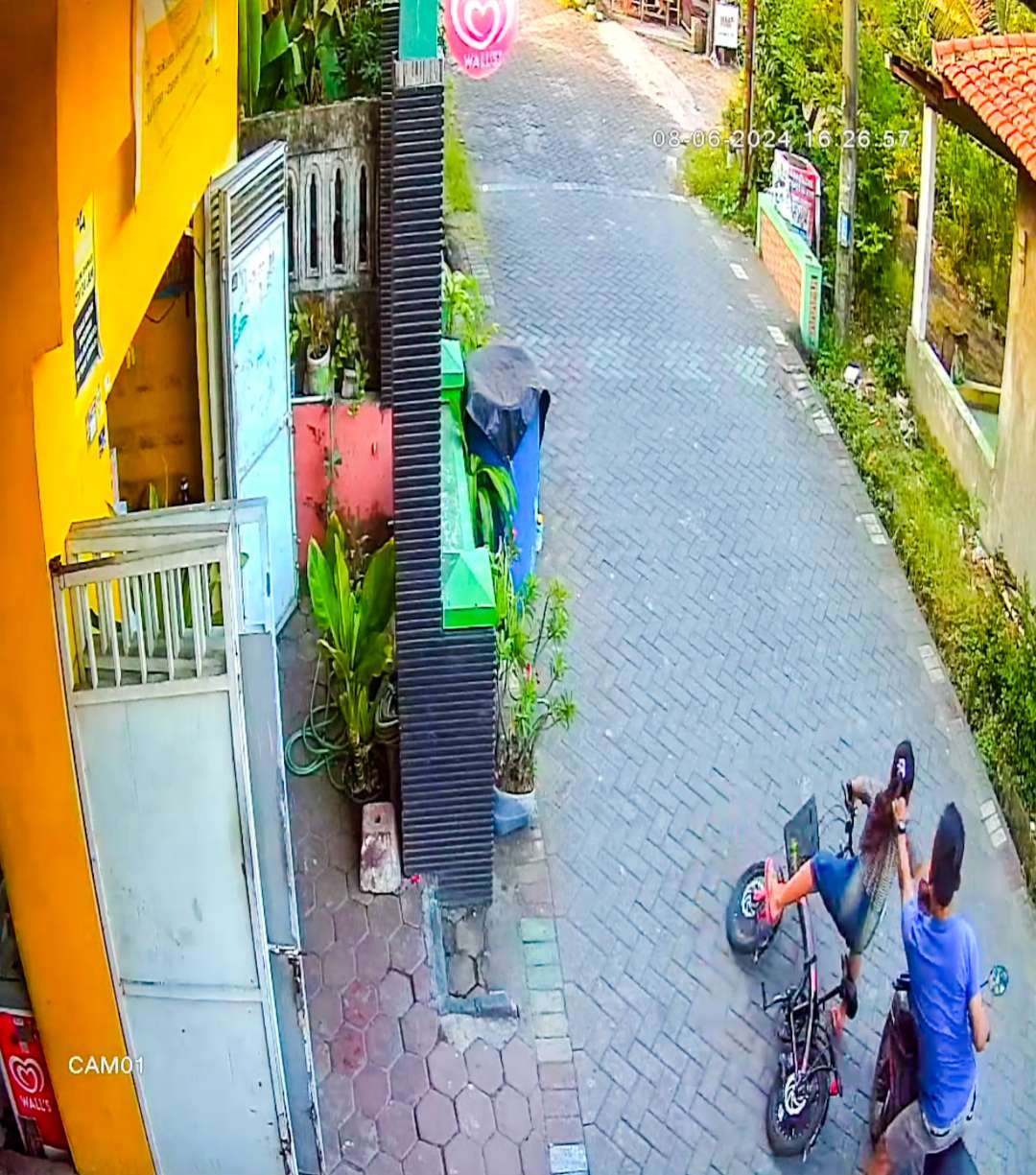 Tangkapan layar video rekaman CCTV yang viral