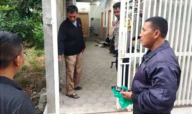 Polisi Situbondo mengindentifikasi rumah kos karyawati, lokasi hilangnya dua sepeda motor digondol pencuri. (Foto: Dokumentasi Polsek Kapongan Situbondo)