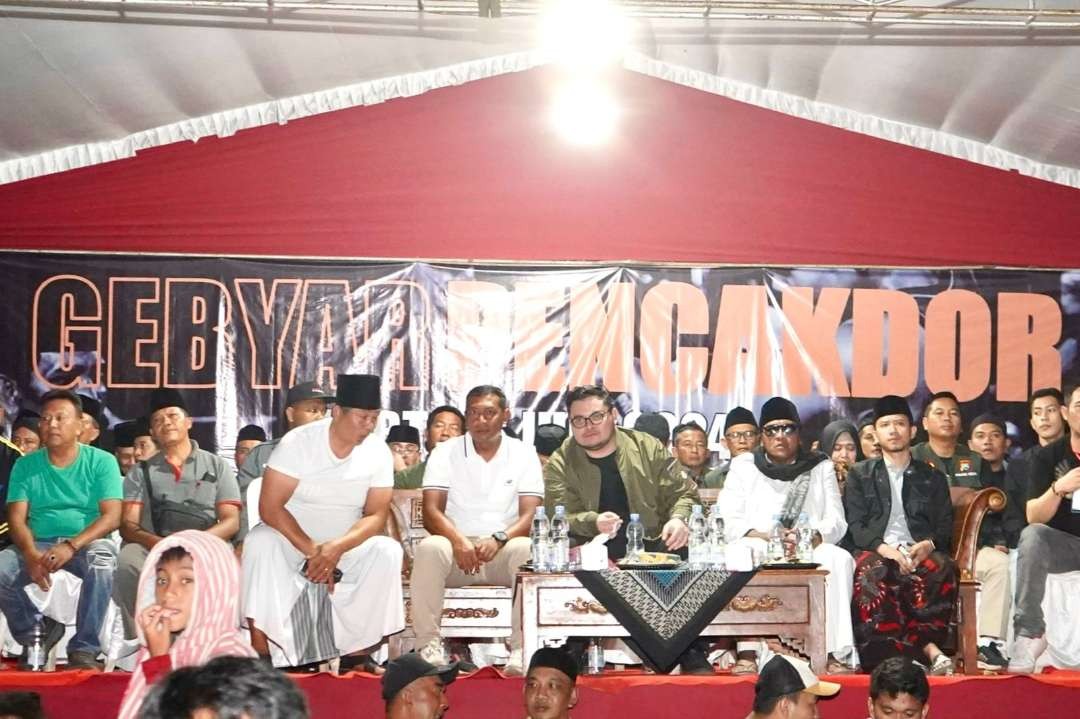 Bupati Kediri, Hanindhito Himawan Pramana bersama Forum Koordinasi Pimpinan Daerah (Forkopimda) hadir menyaksikan pertandingan bela diri pencak dor. (Foto: Istimewa)