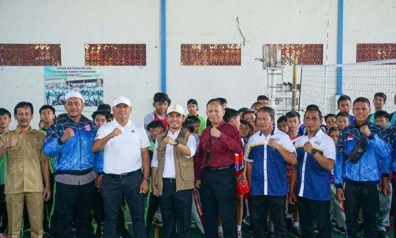 Walikota Pasuruan, Adi Wibowo, membuka turnamen bola voli tingkat SD dan SMP se-Kota Pasuruan, 20 Mei 2024 di GOR Sanika Satyawada Kota Pasuruan. Kegiatan tersebut akan berlangsung mulai tanggal 20-21 Mei 2024. (Foto: Pemkot Pasuruan)