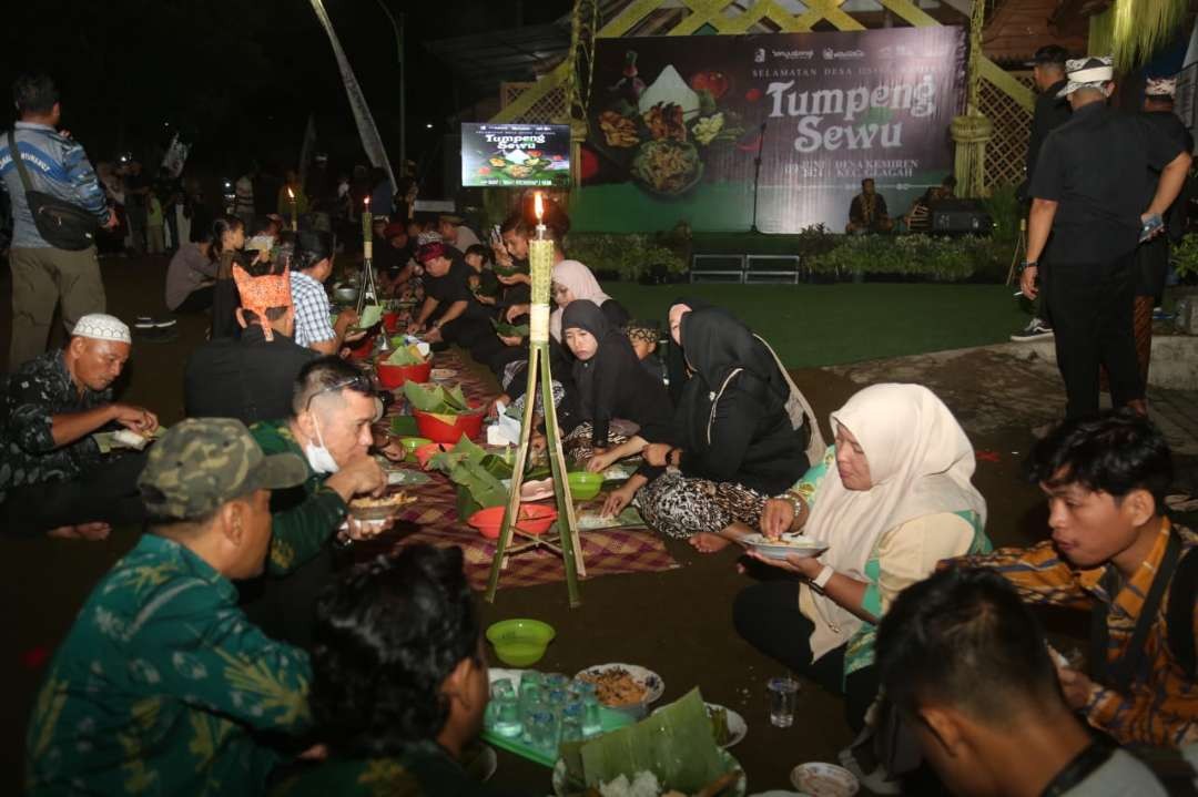 Warga menyantap tumpeng yang disajikan dalam ritual Tumpeng Sewu. (Foto: Humas Pemkab Banyuwangi)