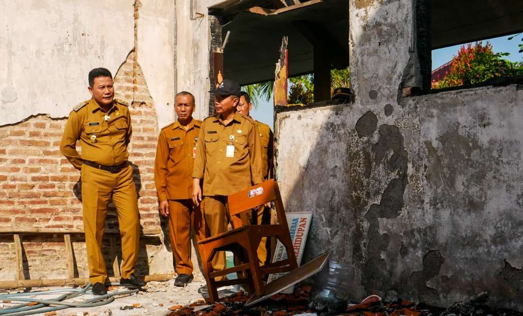 Plt Bupati Sidoarjo Subandi sidak sekolah rusak. (Foto: Aini Arifin/Ngopibareng.id)