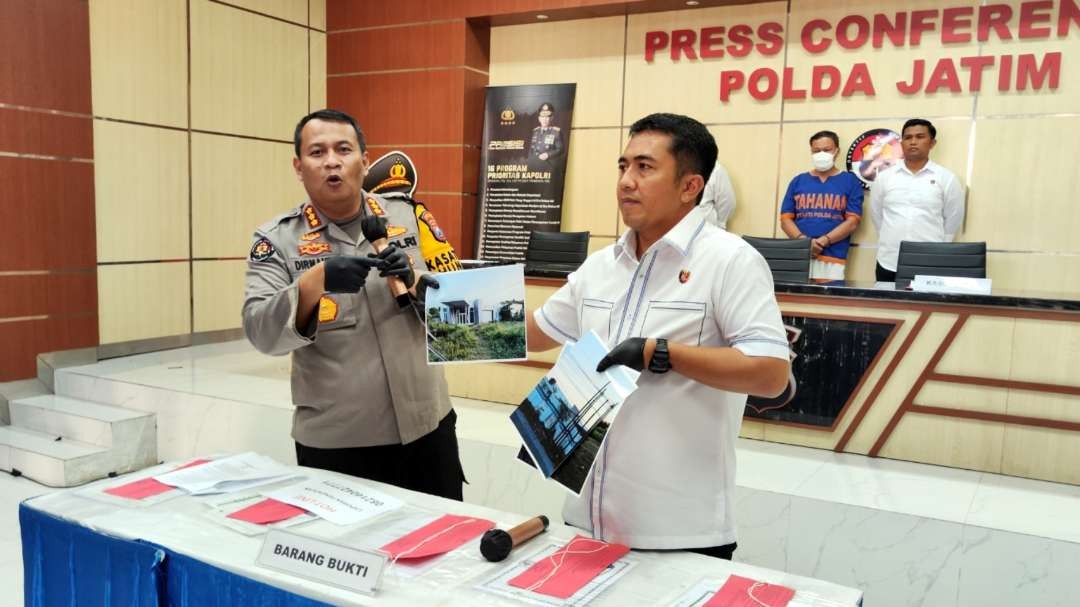 Kabid Humas Polda Jatim, Kombes Pol Dirmanto dan Kasubdit IV Renakta, AKBP Wahyu Hidayat menunjukkan barang bukti di Mapolda Jatim, Surabaya, Senin 10 Juni 2024. (Foto: Fariz Yarbo/Ngopibareng.id)