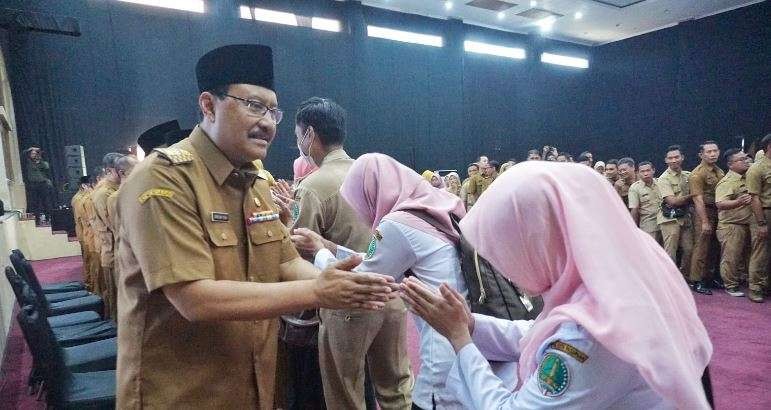 Walikota Pasuruan, Saifullah Yusuf (Gus Ipul) saat berhalal bihalal dengan para ASn di lingkungan Pemkot Pasuruan. (Foto: Pemkot Pasuruan)