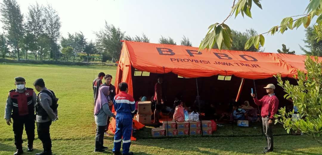 BPBD Kabupaten Tuban mendirikan tenda pengungsian untuk warga yang terdampak kebocoran tangki minyak milik TBBM Fuel Tuban. (Foto:;Khoirul Huda/Ngopibareng.id)