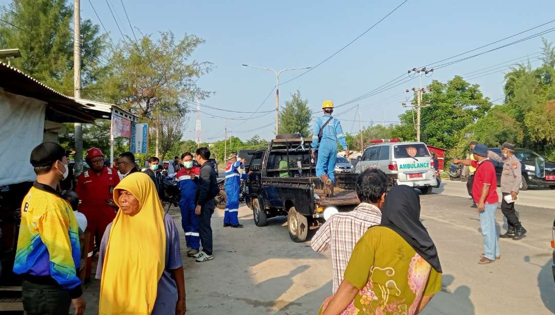 Warga Desa Tasikharjo yang terdampak kebocoran tangki minyak TBBM dievakuasi ke Lapangan Desa Purworejo, Kecamatan Jenu (Foto: Khoirul Huda/Ngopibareng.id)