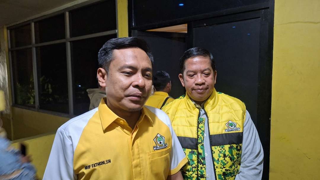 Ketua DPD Golkar Kota Surabaya, Arif Fathoni (kiri) dan Bendahara DPD Golkar Surabaya, Agoeng Prasodjo (kanan). (Foto: Julianus Palermo/Ngopibareng.id)