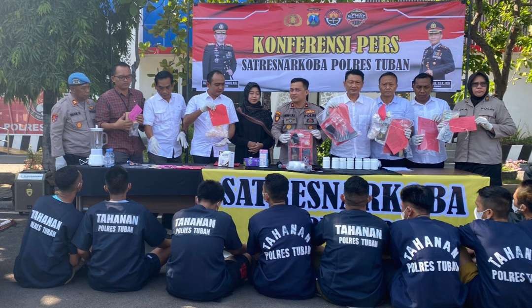 Satresnarkoba Polres Tuban menggelar konferensi pers pengungkapan kasus peredaran narkoba. (Foto: Khoirul Huda/Ngopibareng.id)