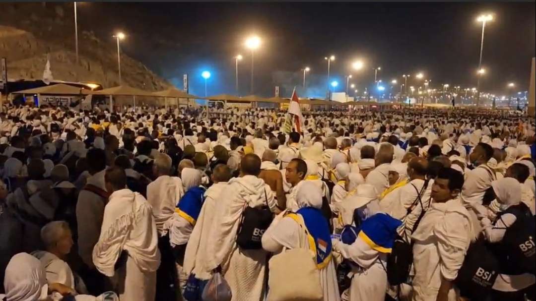 Jemaah haji ketika mabit di Muzdalifah. (Foto: Dok MCH 2024)