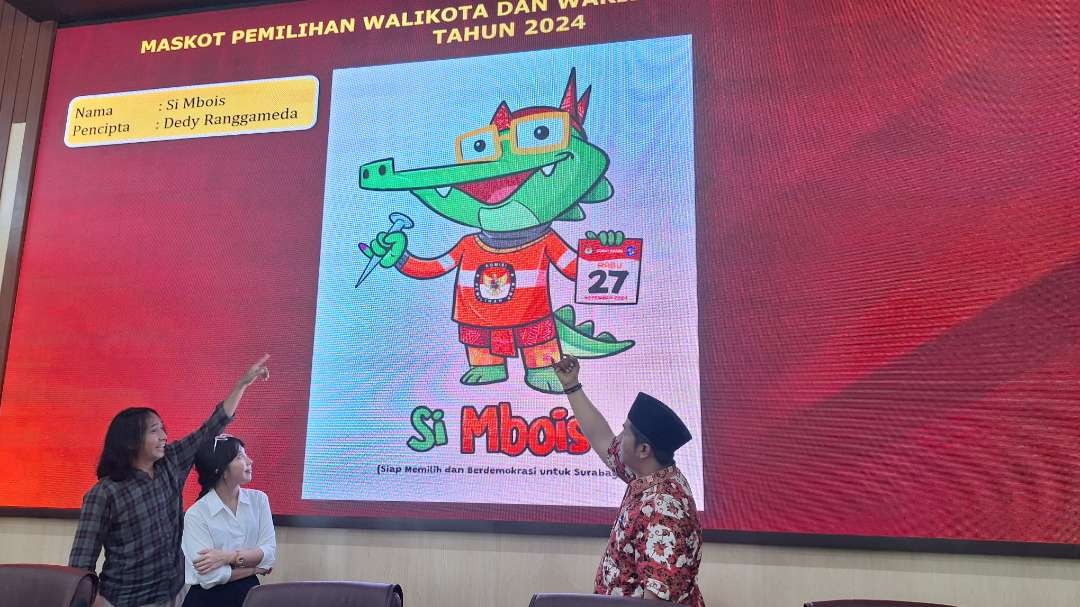 Komisioner KPU Kota Surabaya Divisi Sosialisasi Pendidikan Pemilih, Partisipasi Masyarakat, dan Sumber Daya Manusia, Subairi saat menjelaskan maskot Pilwali Surabaya 2024, Si Mbois. (Foto: Julianus Palermo/Ngopibareng.id)