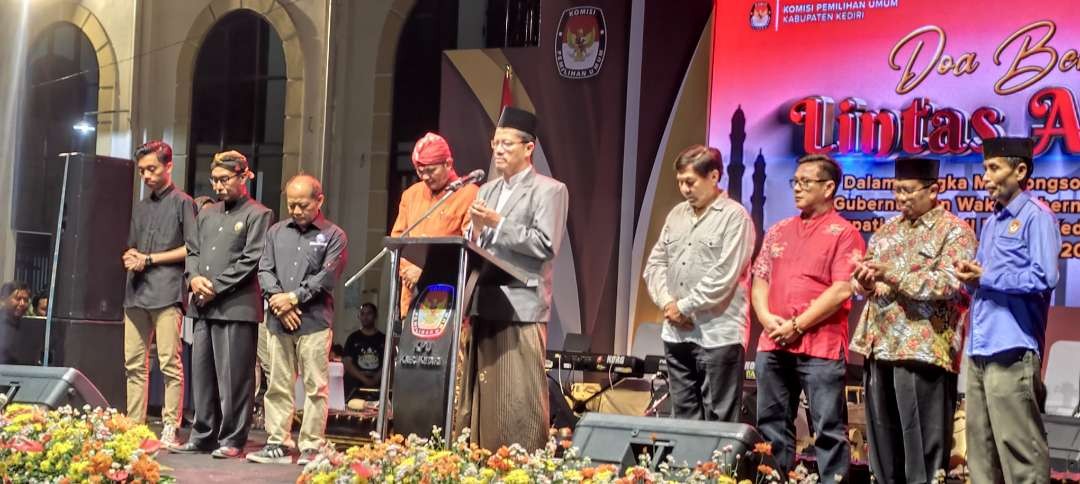 Sejumlah pemuka agama di Kabupaten Kediri membacakan doa sesuai dengan agama kepercayaan dan keyakinan masing-masing untuk kelancaran Pilkada 2024. (Foto: Fendi Lesmana/Ngopibareng.id)