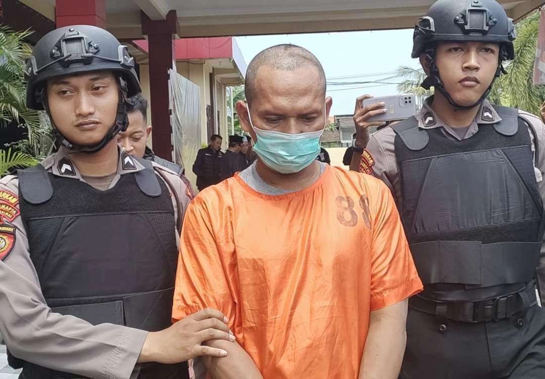 Sholehuddin yang didakwa mencabuli santriwatinya disidangkan di PN Kraksaan. (Foto: Ikhsan Mahmudi/ngopibareng.id)